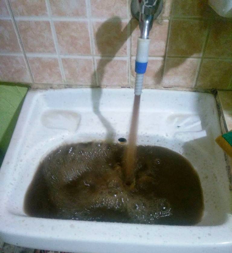 Musluktan Su Değil Çamur Akıyor