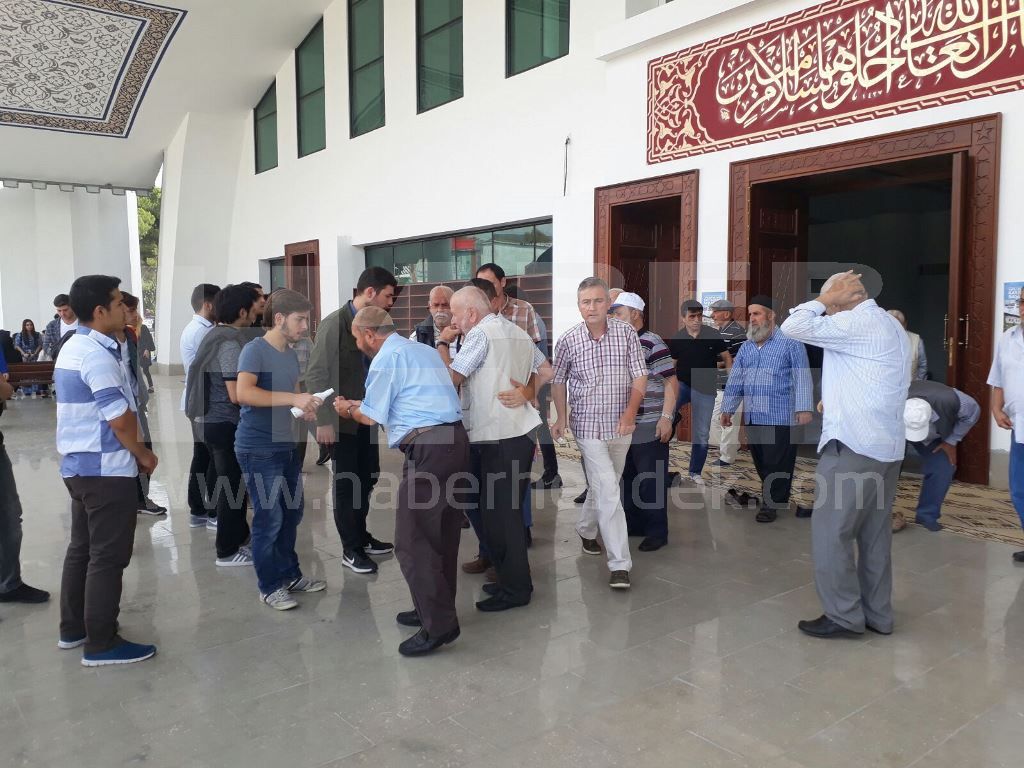 Kazada Hayatını Kaybeden Bilgin’in Arkadaşları Dua Edip Helva ve Lokum Dağıttı