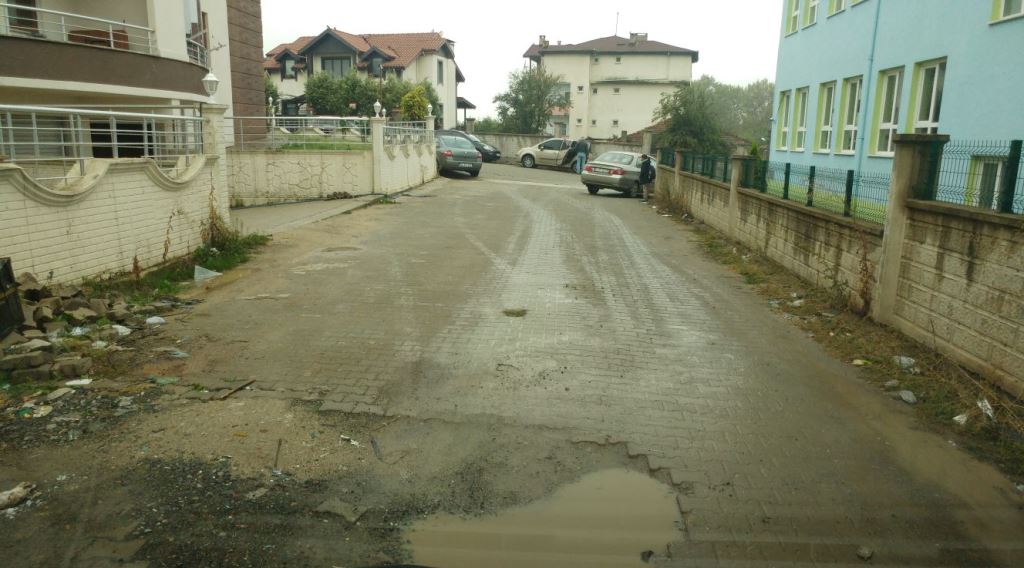 Noksel Okulun Arka Sokağı Yapılmayı Bekliyor
