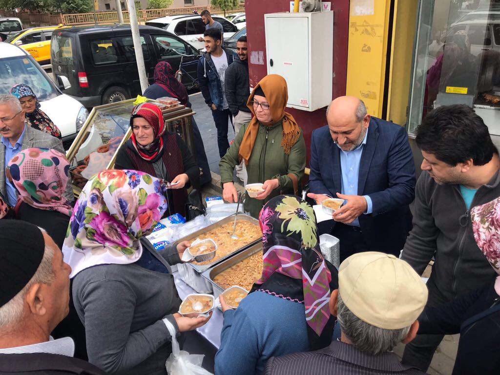 Hendek Belediyesi Aşure Dağıttı