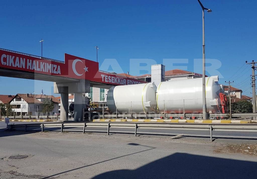 Hendek'te Üst Geçide Takıldı
