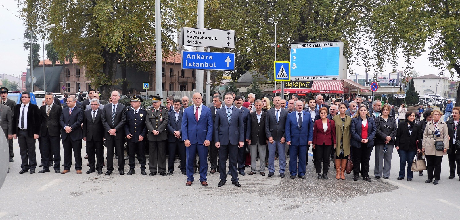 Hendek’te 29 Ekim Cumhuriyet Bayramı çelenk koyma töreni ile başladı