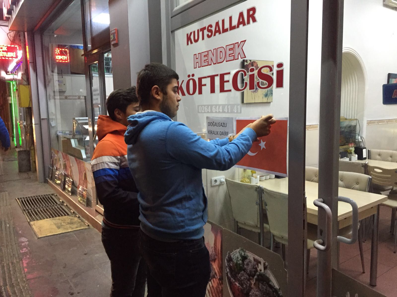 Ülkücüler İşyerlerini Bayrakla Süslediler