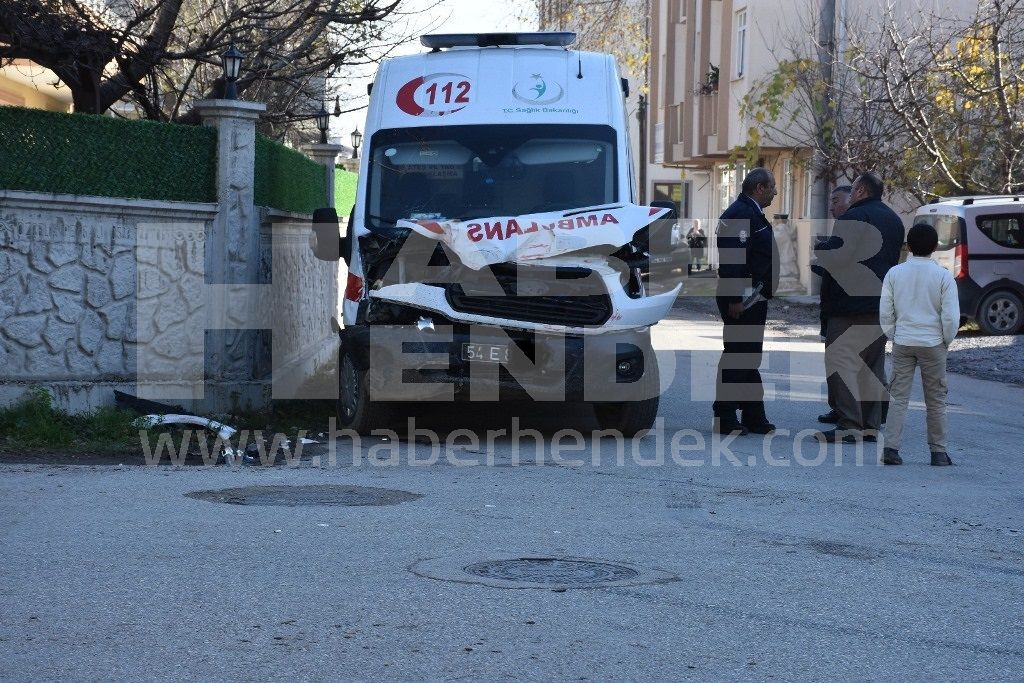 112 Ambulansı Hasta Almaya Giderken Kaza Yaptı 3 Kişi Yaralandı