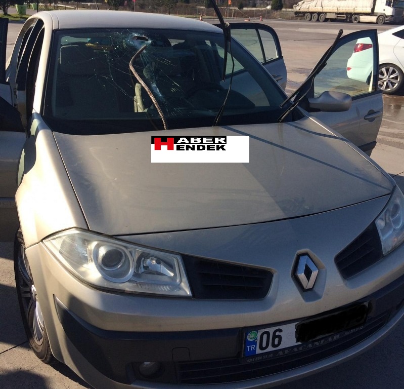 Demir Çubuk Otomobile Ok Gibi Saplandı
