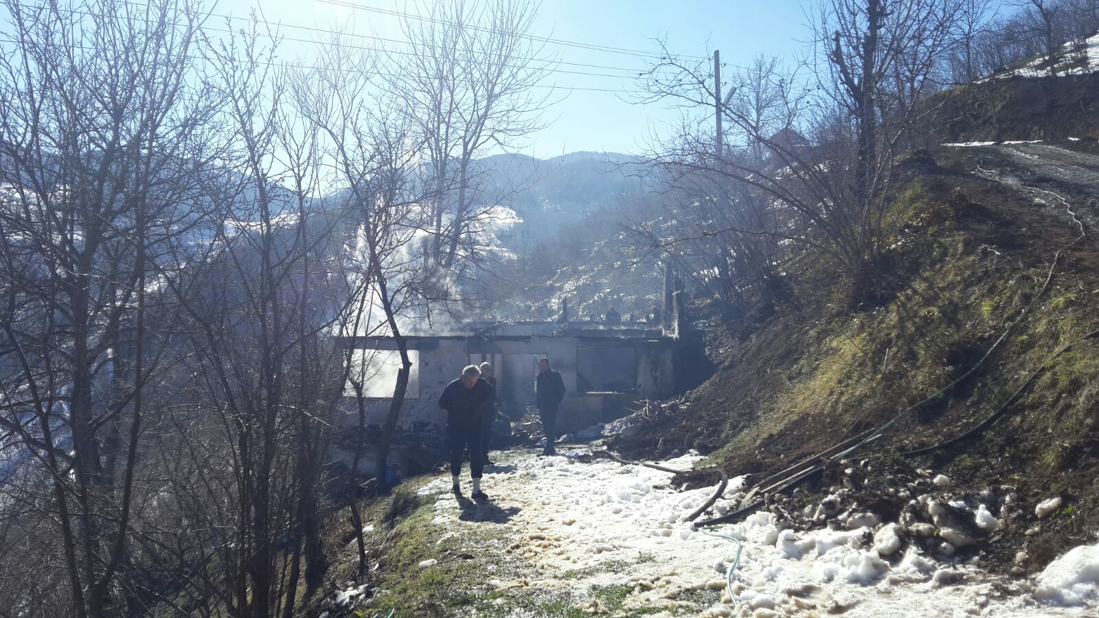 Hendekte İki Katlı Bina Yanarak Kullanılamaz Hale Geldi