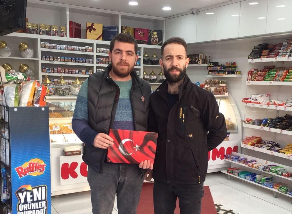 Ülkü Ocakları Mehmetçiklerimize Destek Amacıyla Türk Bayrağı Dağıttı