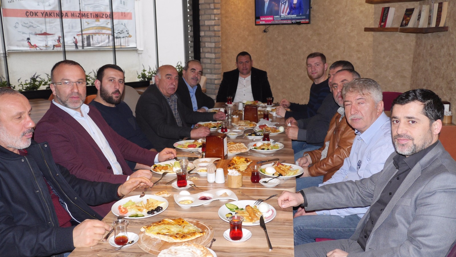 Ak Parti İlçe Teşkilatı Kafede Kahvaltı Yaptı