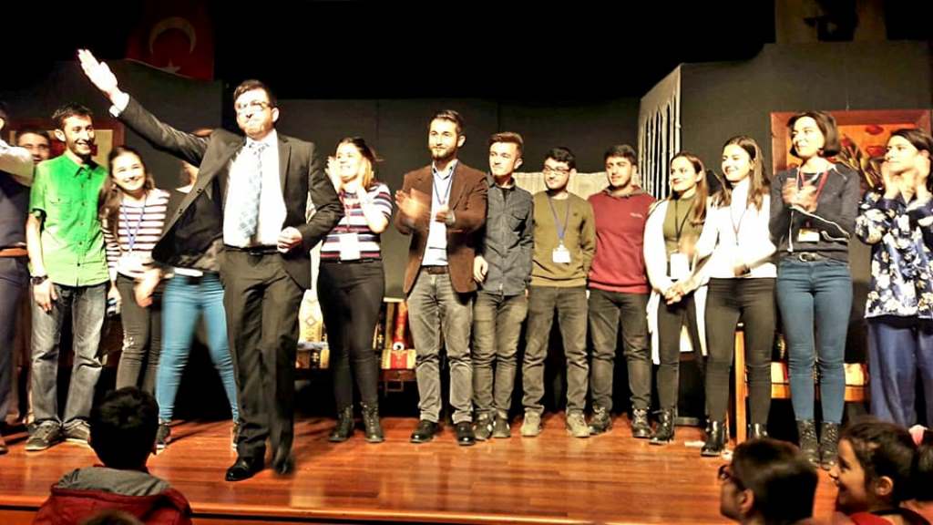 Oda Tiyatrosunun Oyununu İzleyenler Salona Sığmadı