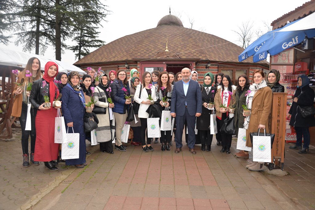 Başkan Püsküllü Bayan personellerini unutmadı