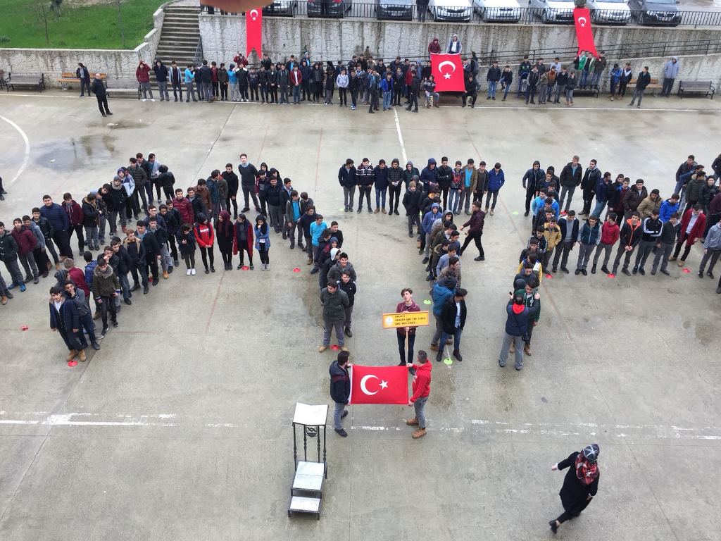 Lise Öğrencilerinden Vatan Koreografisi