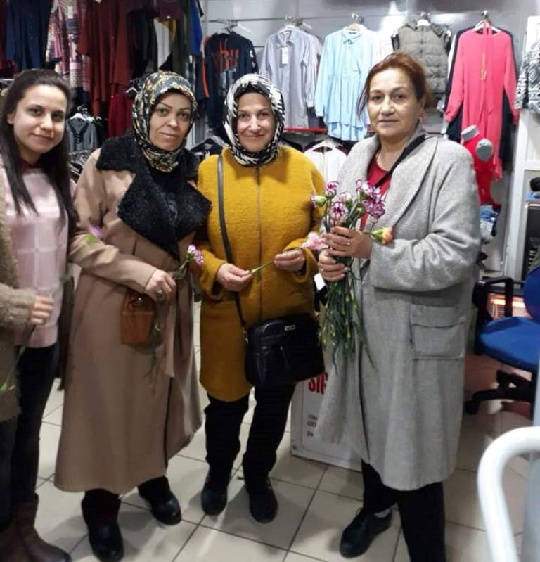 CHP Hendek Dünya Kadınlar Gününde Karanfil Dağıttı