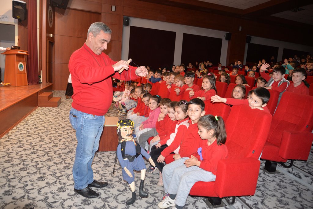 Çocuklar Kukla Gösterisi ile eğlendi