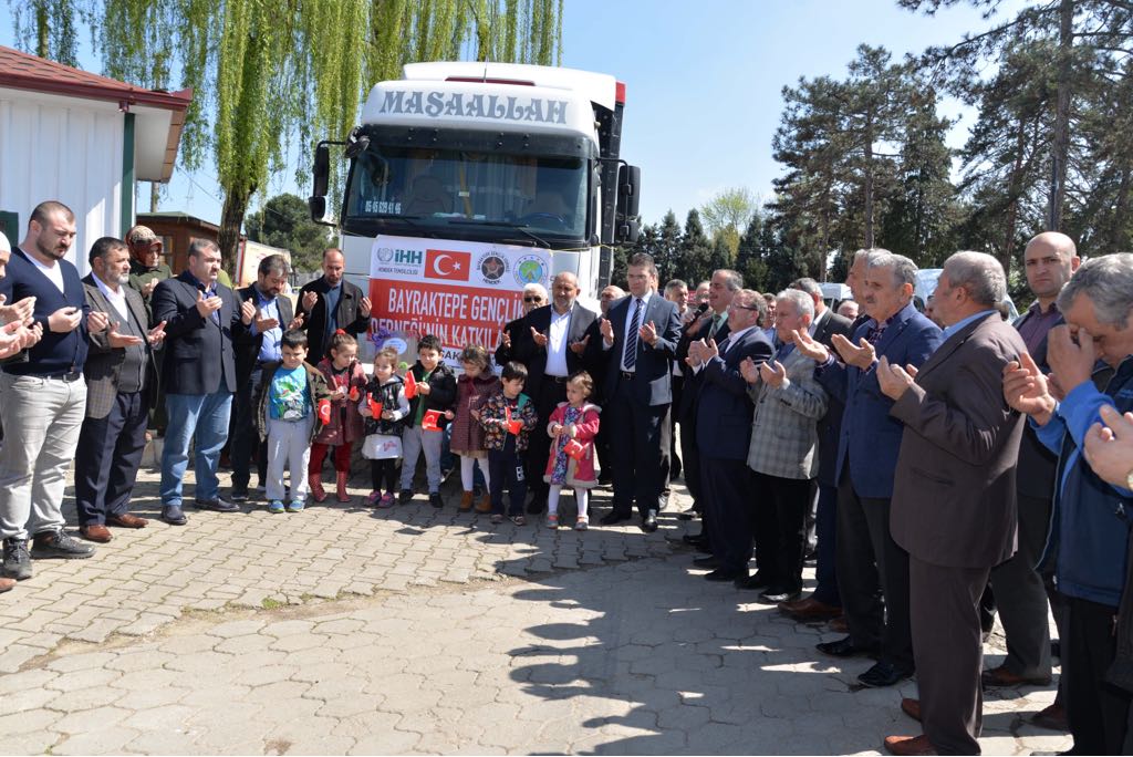Miniklerden Afrin’deki kardeşlerine şeker