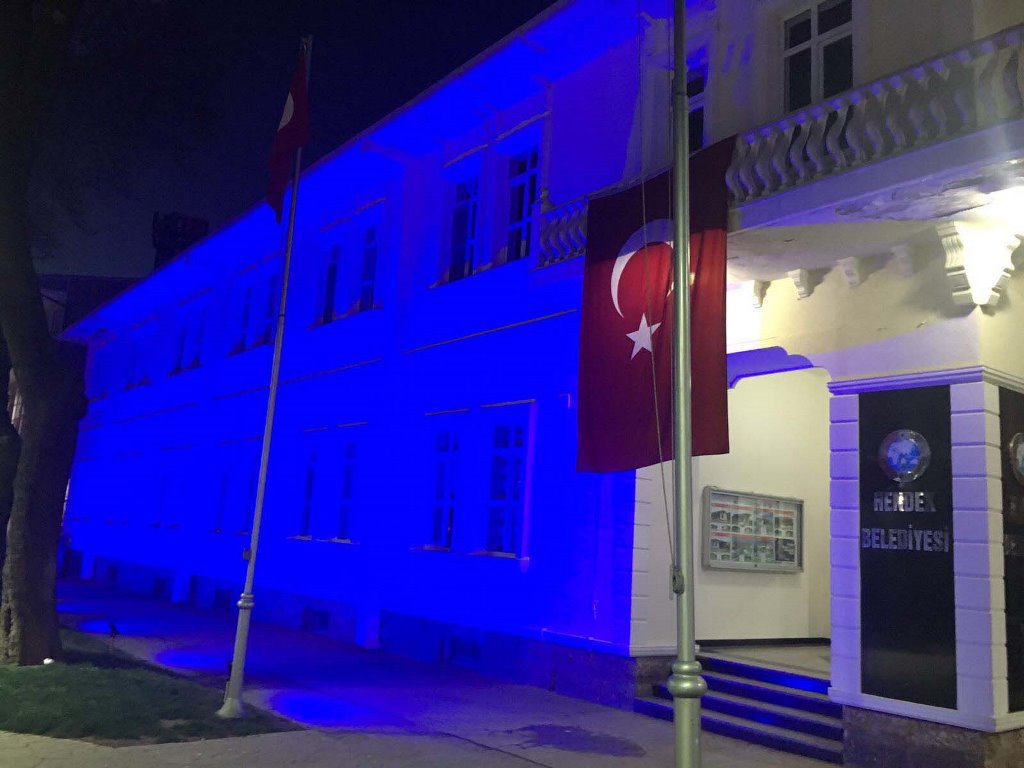 Hendek Belediyesi’nde mavi ışıklar Otizme yandı