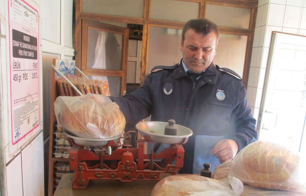 Zabıta ekipleri fırınları denetledi