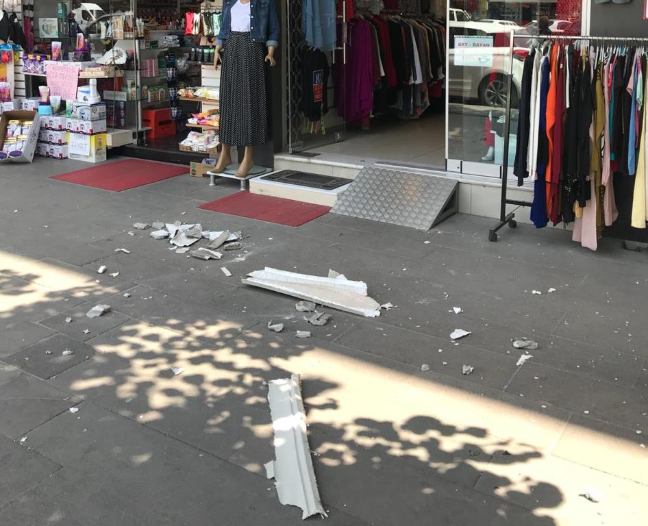 Düşen İnşaat Parçaları Vatandaşa İsabet Etti