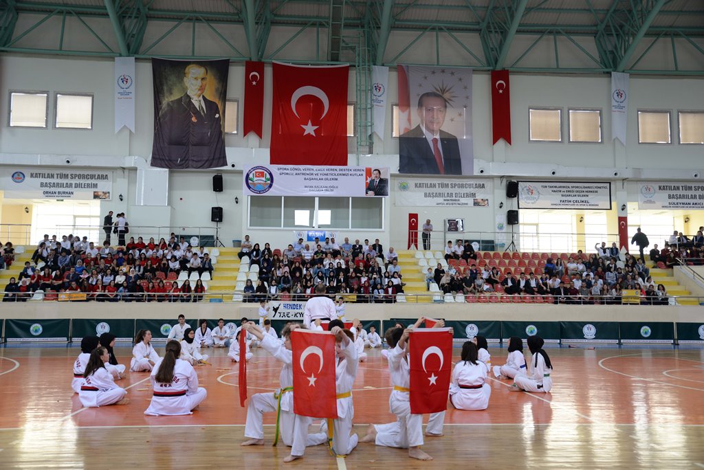 19 MAYIS HENDEK’TE COŞKU İLE KUTLANDI