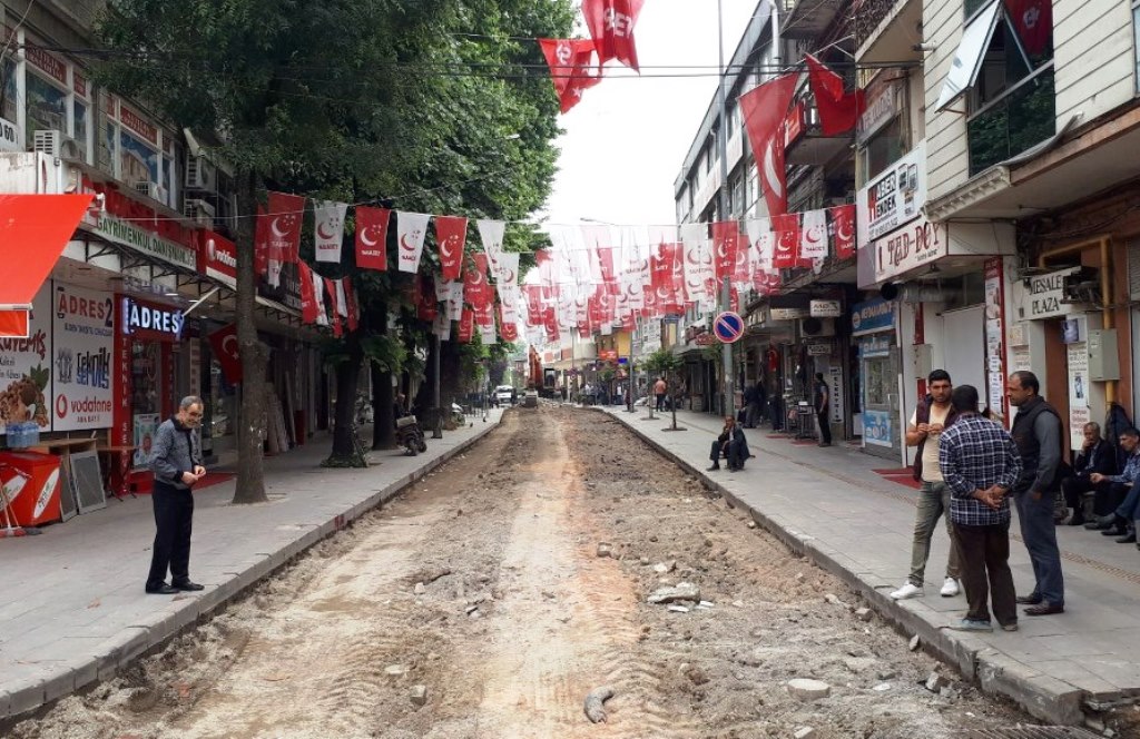 Orta Çarşı ve Kemalpaşa’da çalışmalar hız kesmeden devam