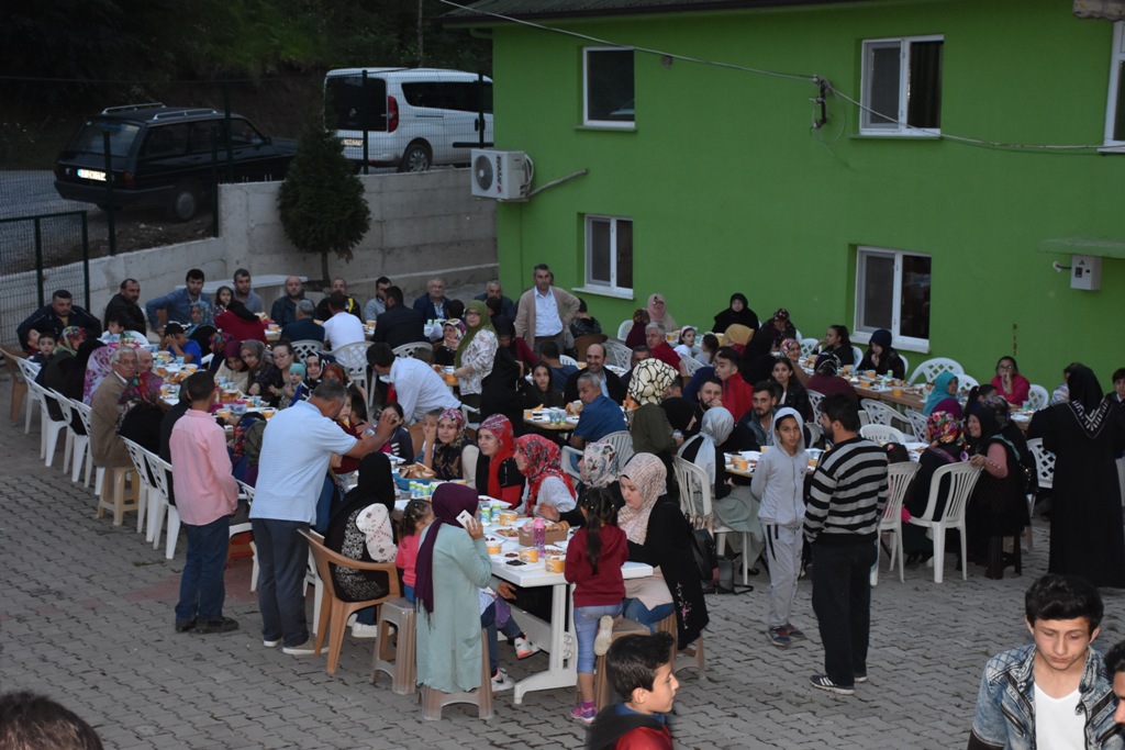 Yarıca Yeni sokak sakinleri iftarda buluştu
