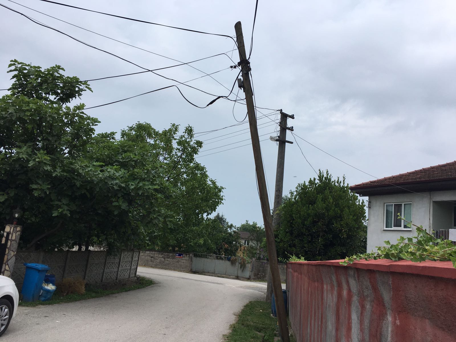 Telefon Direği Yıkılmak Üzere