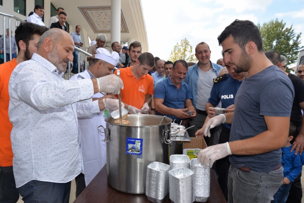 Hendek Belediyesi Aşure Dağıttı