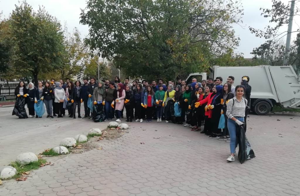 Üniversite Öğrencileri Çöp Topladı
