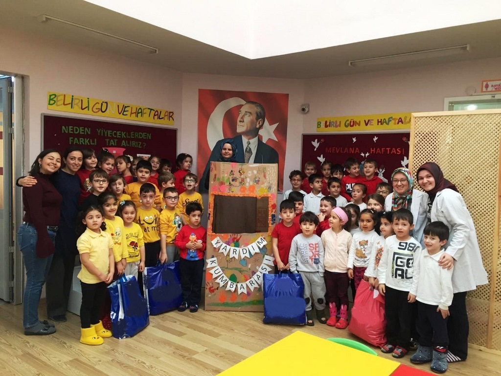 Soğuk Kış Günlerinde Minik Yürekleri Isıtıyorlar