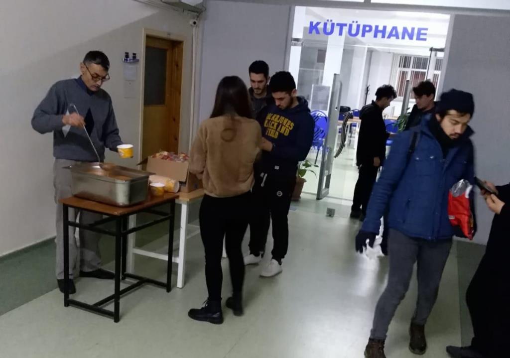 Eğitim Fakültesi Finallere Hazırlanan Öğrencileri Unutmuyor