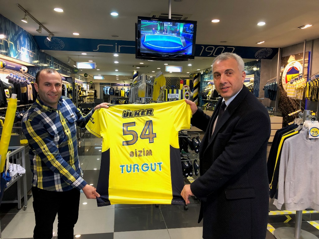 Bizim Turgut’a Fenerbahçe Forması Hediye Etti