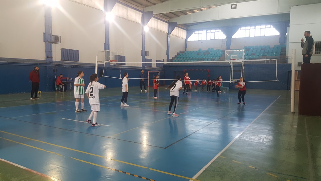 Genç Kızlar ve Küçük Kızlar Voleybol Müsabakaları başladı