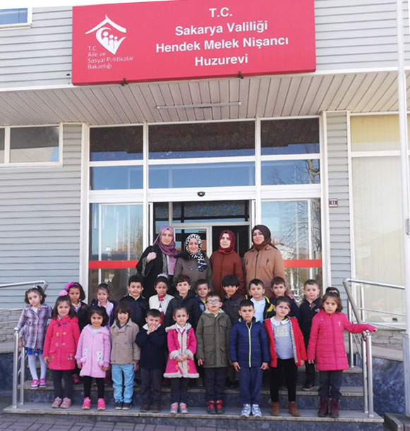 Minikler Huzurevini ziyaret etti
