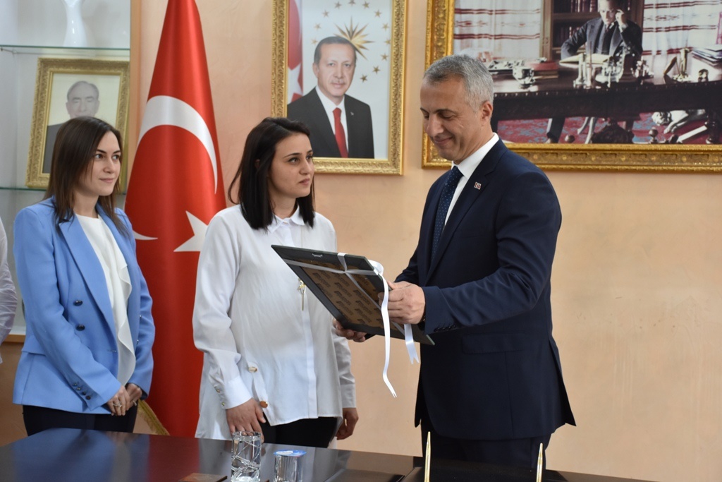 Başkan İçin Anlamlı Hediye