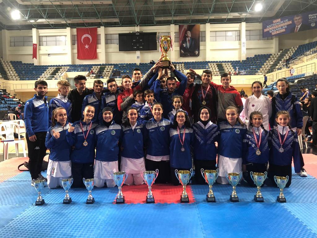 Hendek Karate Takımı Sezonun Şampiyonu