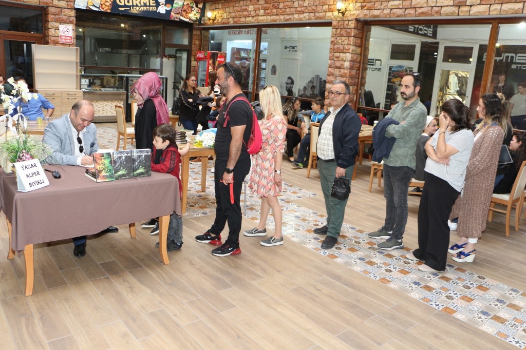 İmza Gününe Yoğun İlgi