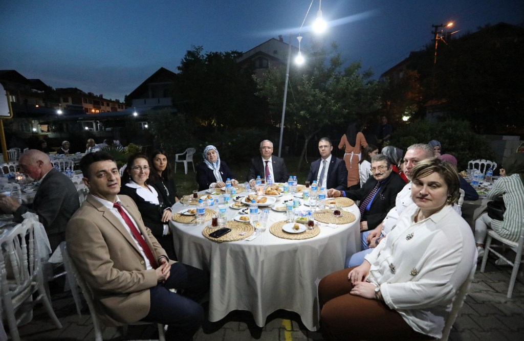 Vali'den Hendek Huzurevi Sakinleri İle İftar