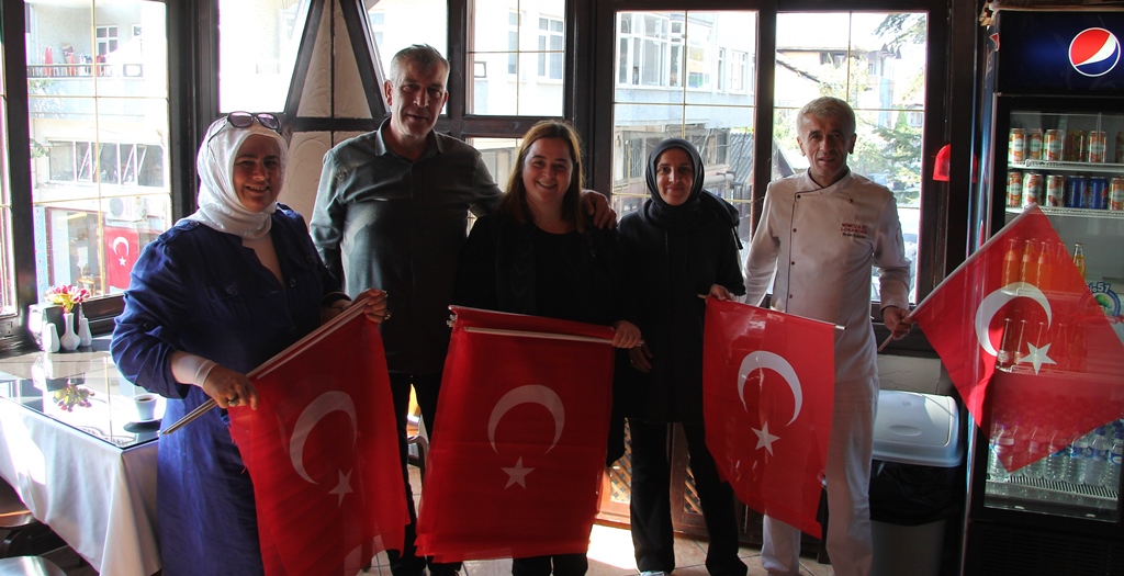 Hendek Bayraklarla Donatıldı