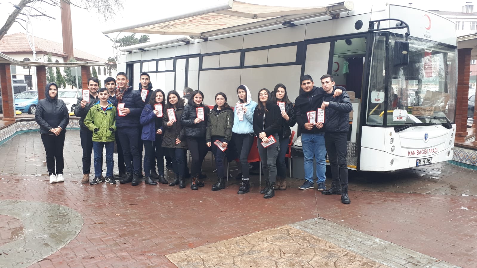 Anadolu Lisesi Öğrencileri Vatandaşları Kan Bağışına Davet Etti