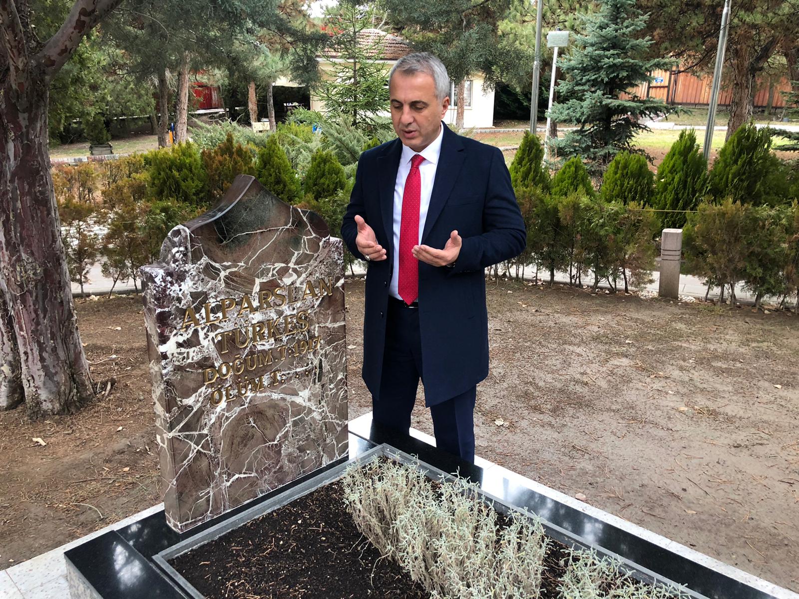 Babaoğlu, Başbuğ Alparslan Türkeş’in kabrini ziyaret etti