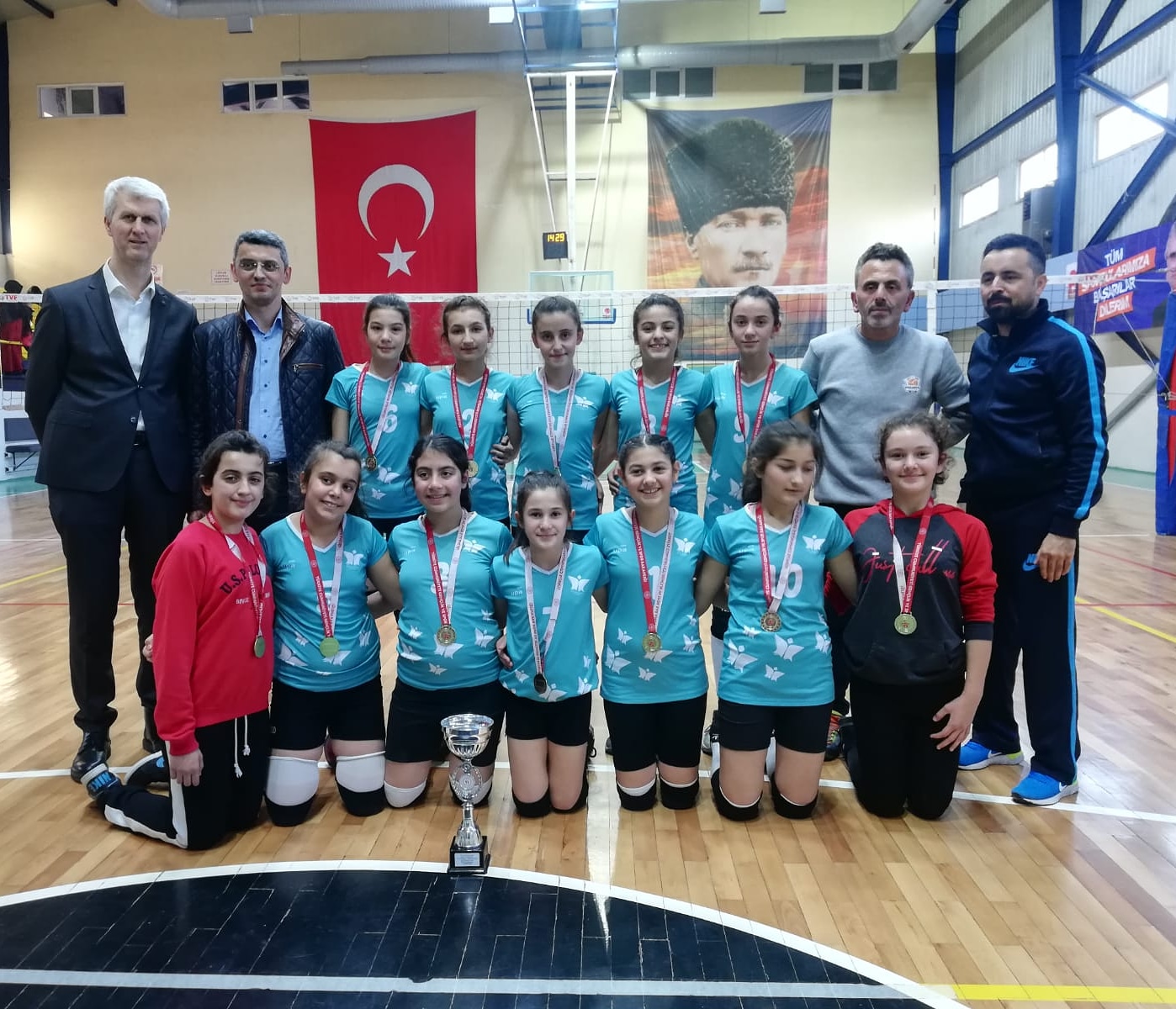 VOLEYBOL'UN ŞAMPİYONU MAHMUTBEY