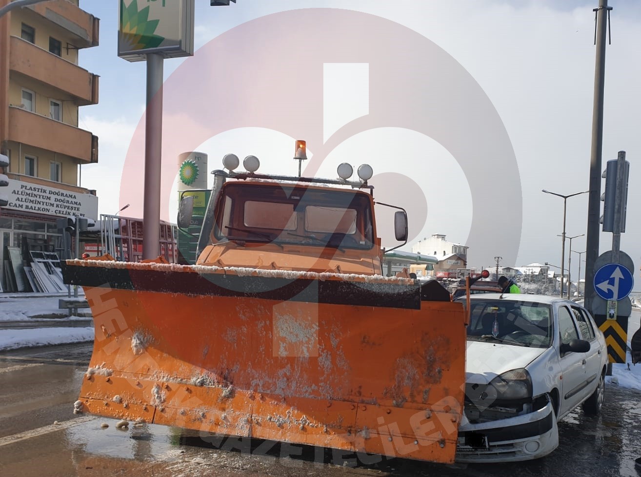 Kar Küreme Aracına Çarptı