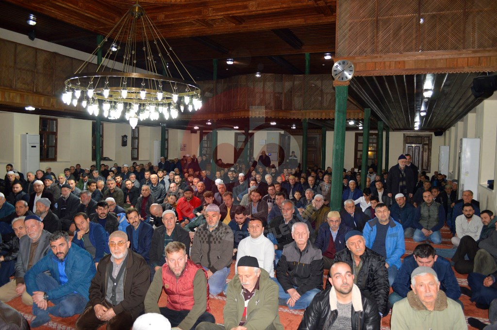 Regaib Kandilinde Eller Semaya Açıldı