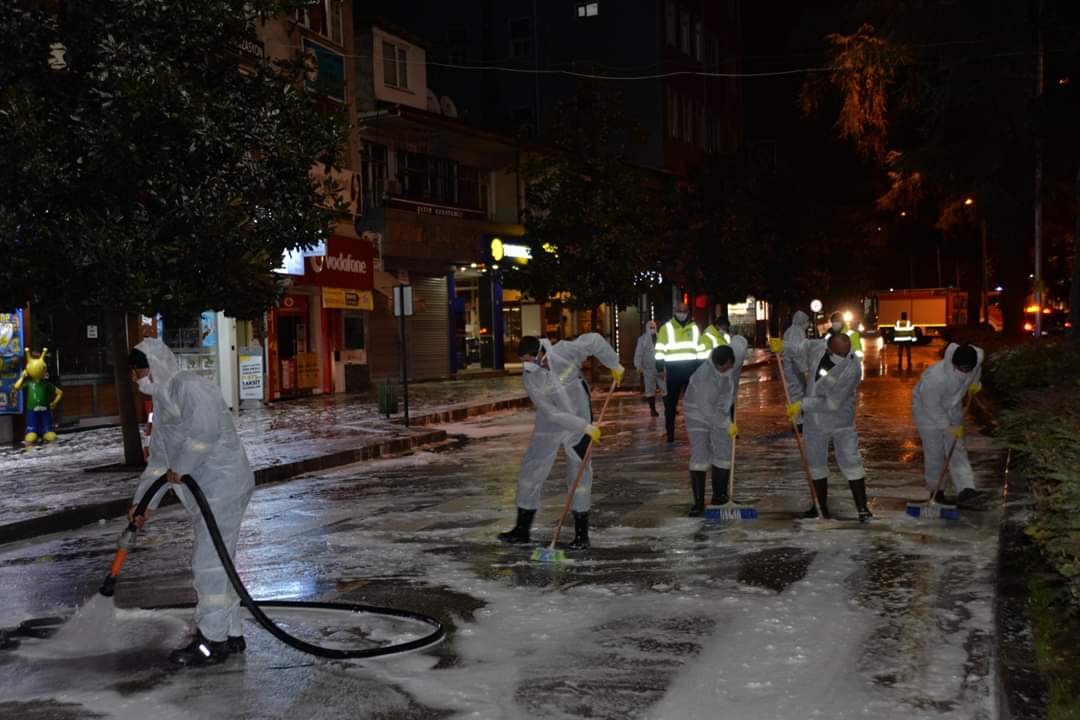Cadde ve sokaklar köpüklü suyla yıkandı