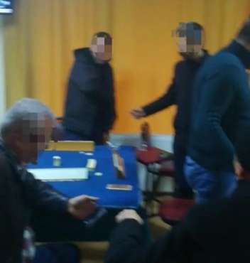 Hendek’te sosyal mesafe kuralına uymayan kıraathane işletmecisi ve Vatandaşlara para cezası uygulandı.