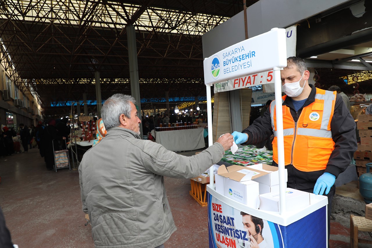 Büyükşehir Hendek’te maske dağıttı