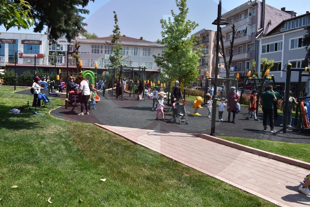 Hendek'te İzin Çıktı, Çocuklar Analı Babalı Parklara Akın Etti