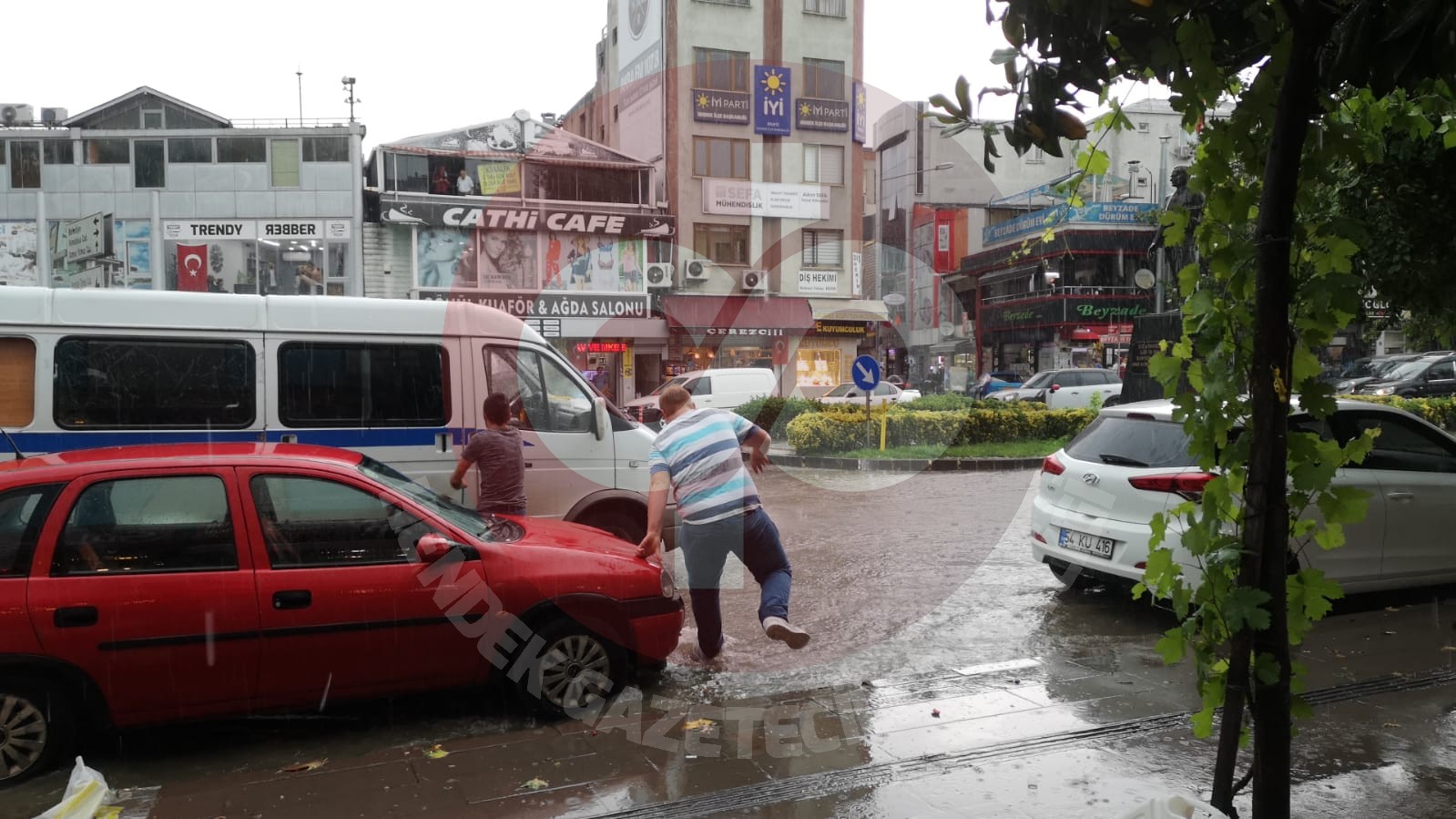 Yağmur Hendek’te Hayatı Felç Etti