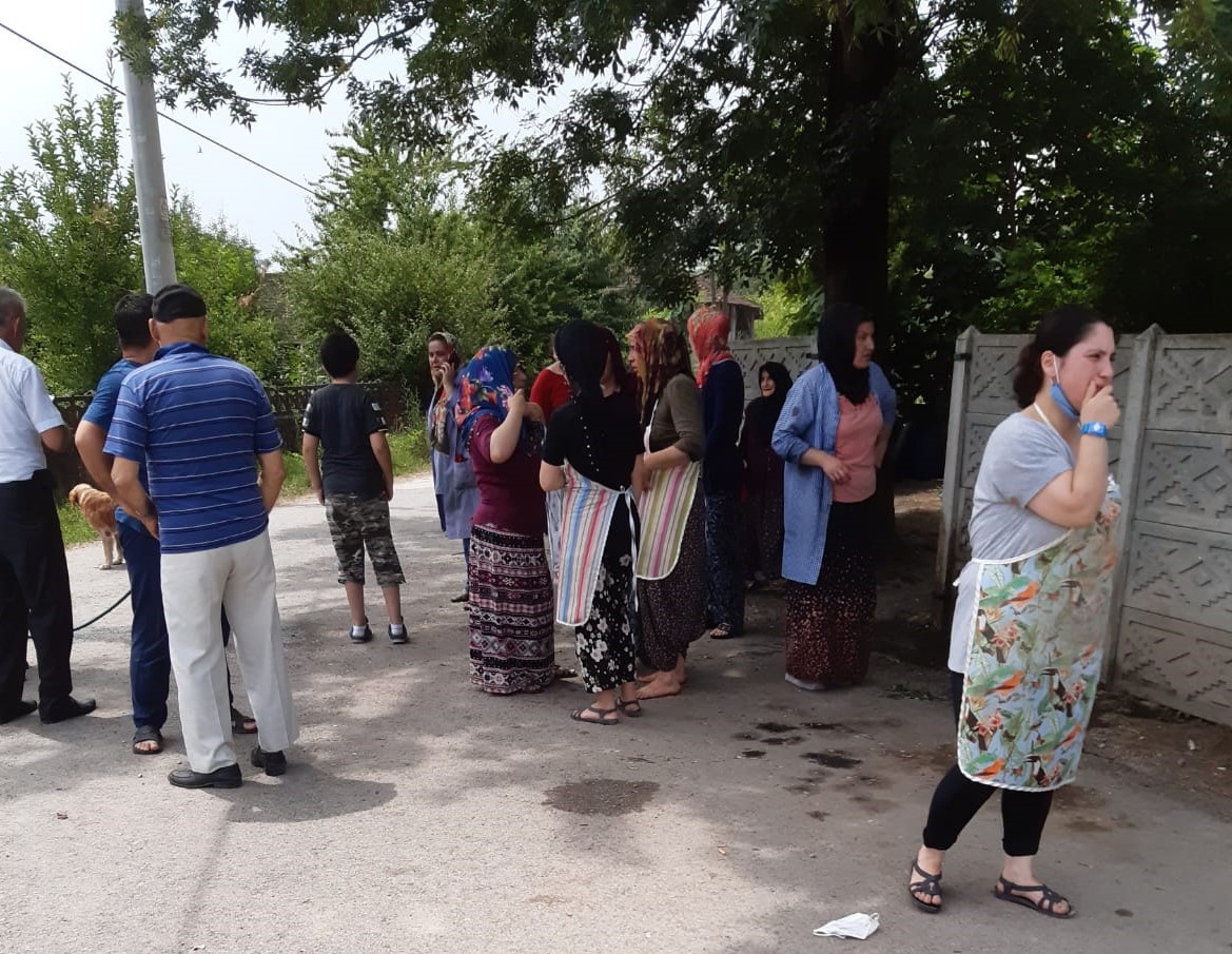 Köylüler İşçilerin imdadına yetiştiler