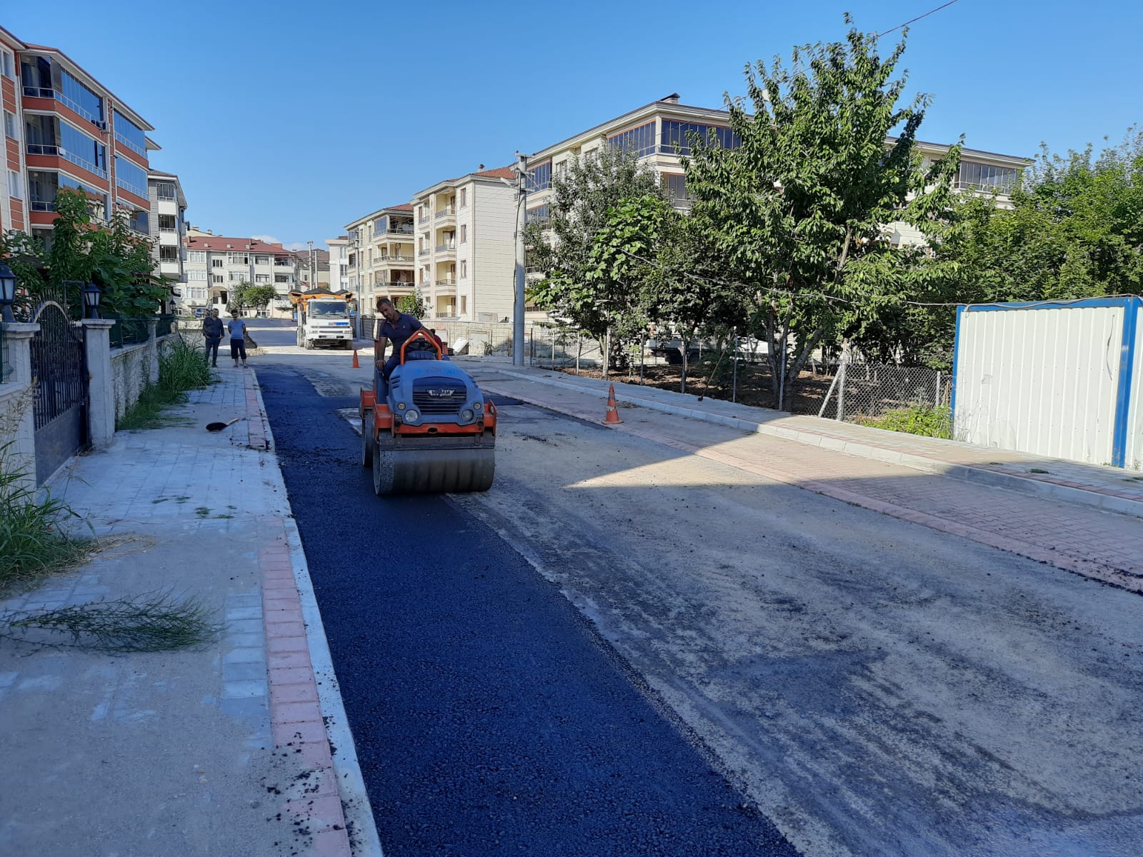 Hendek’te Sıcak Asfalt Çalışmaları Tam Gaz