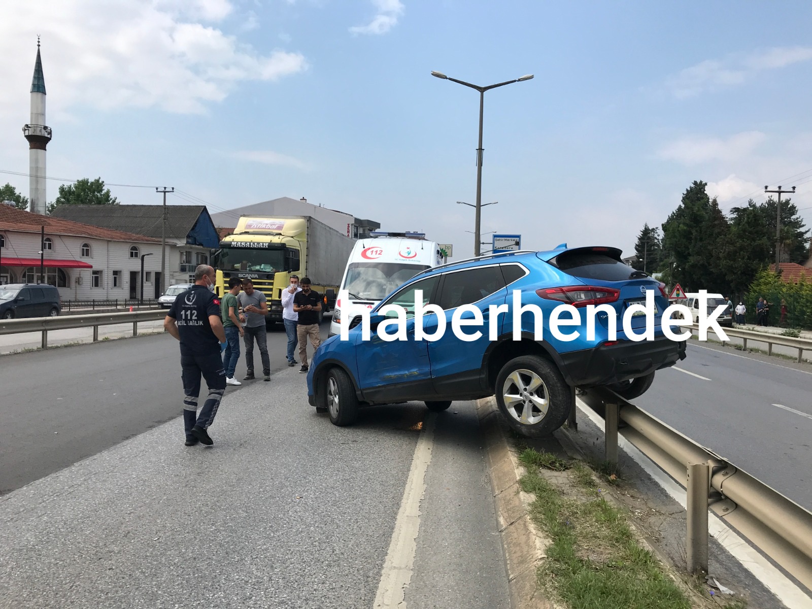 Kaza Yapan Araç Bariyerlere Çıktı